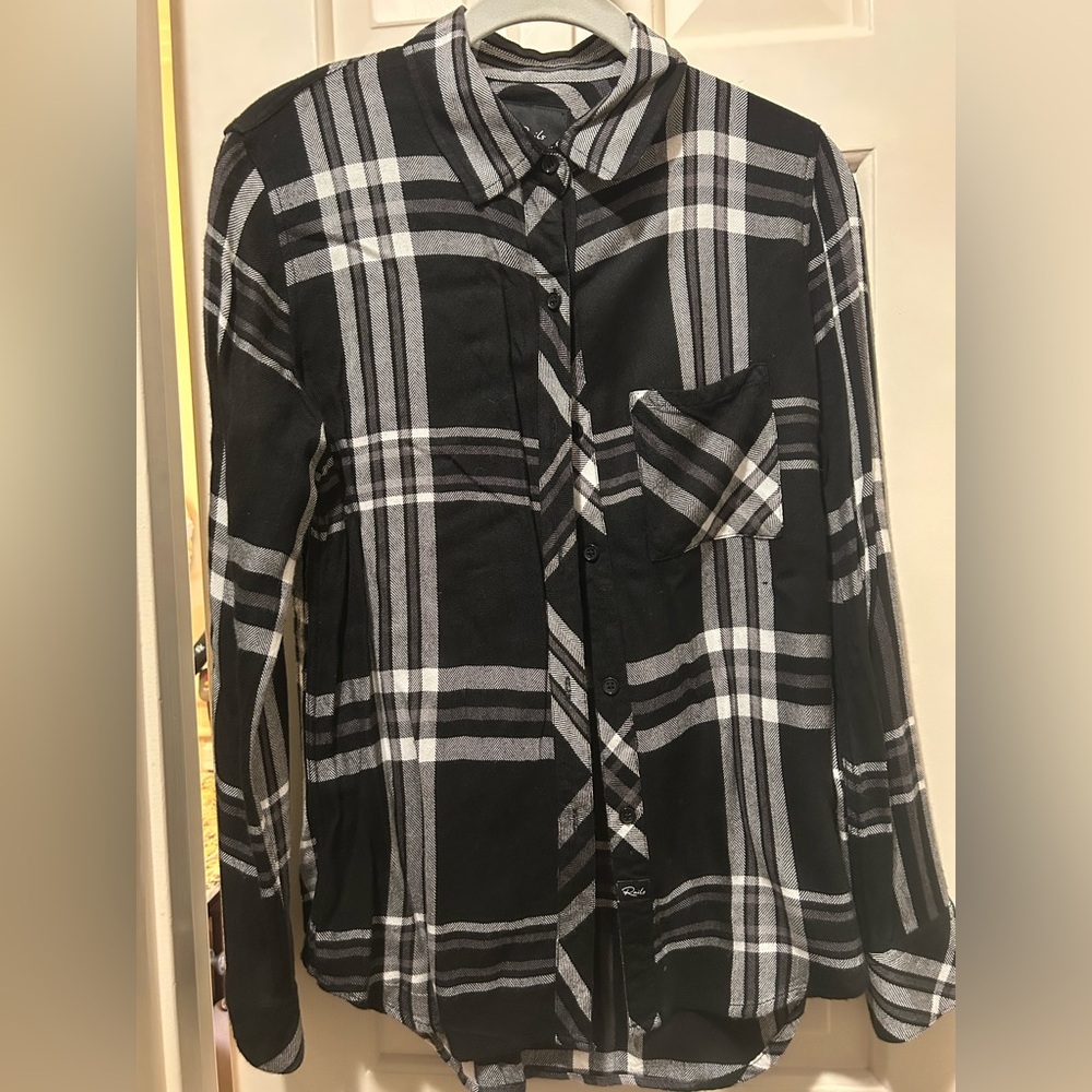 Rails Women’s plaid flannel button down shirt. XS in black and white plaid.